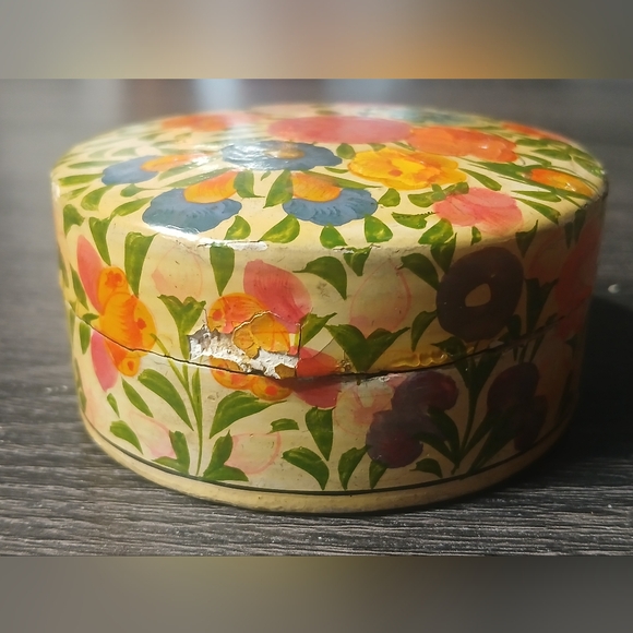 Vintage Floral Hand Painted Lacquered Paper Mache Trinket Box - Picture 12 of 12